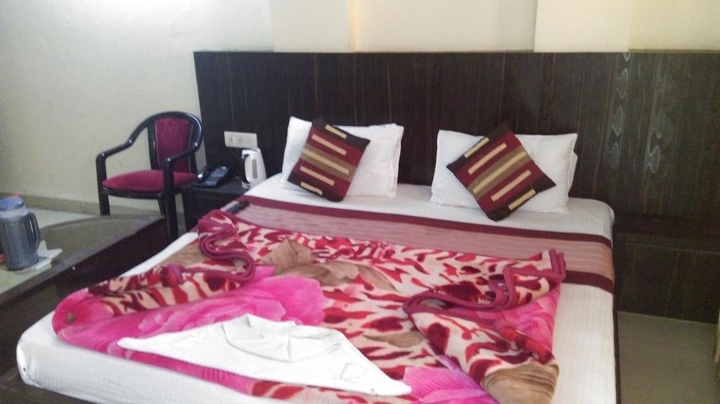 Hotel Surya Plaza New Delhi Ngoại thất bức ảnh