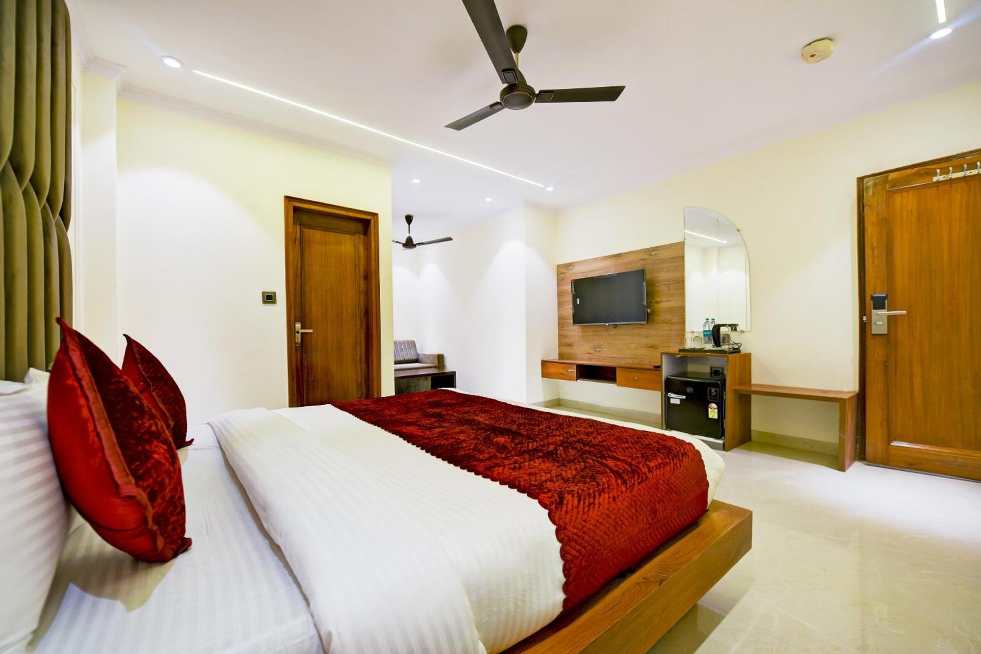 Hotel Surya Plaza New Delhi Ngoại thất bức ảnh