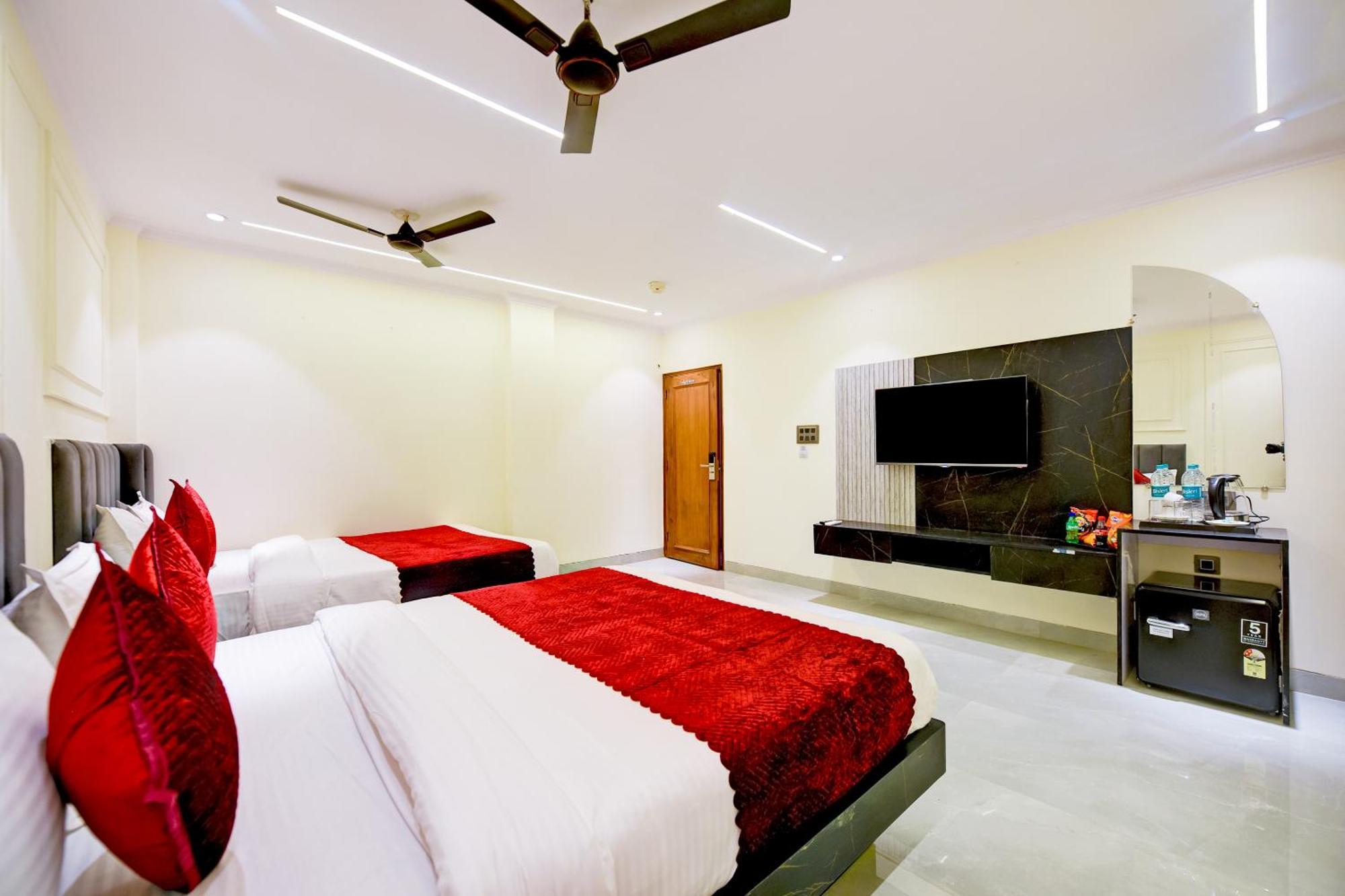 Hotel Surya Plaza New Delhi Ngoại thất bức ảnh