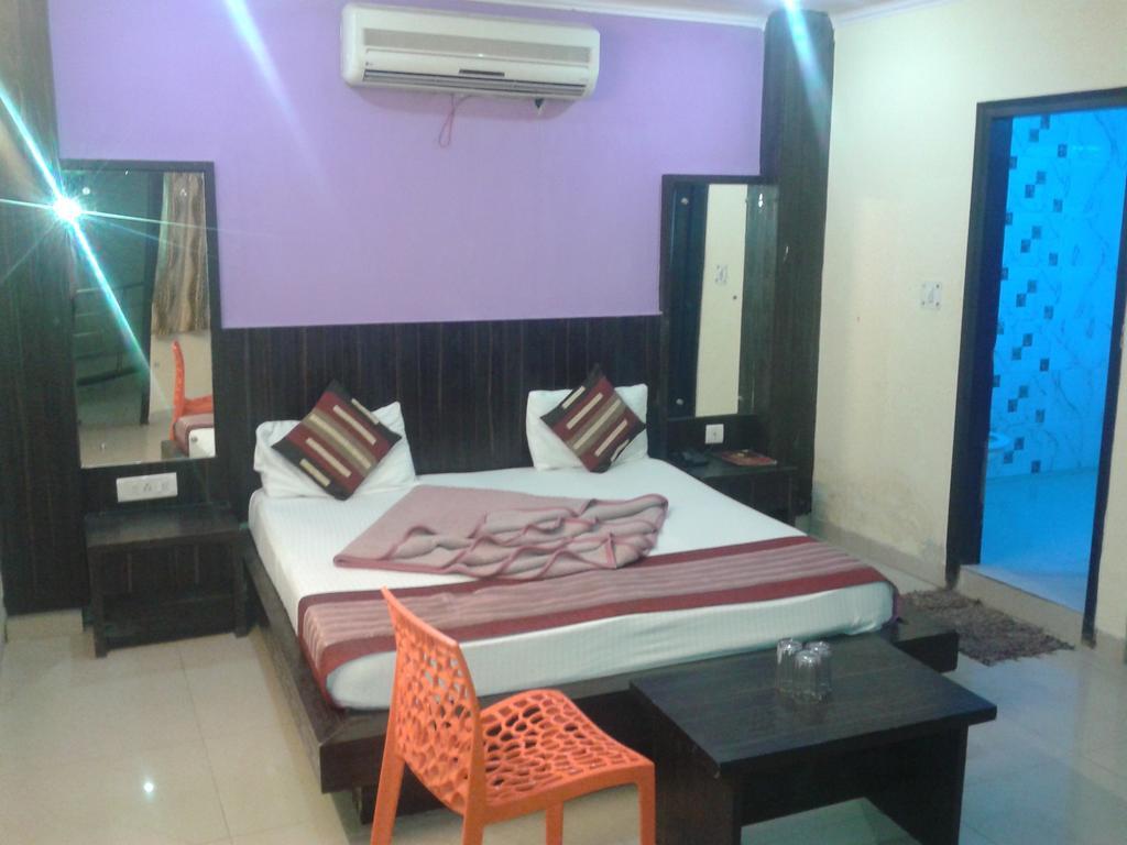 Hotel Surya Plaza New Delhi Ngoại thất bức ảnh