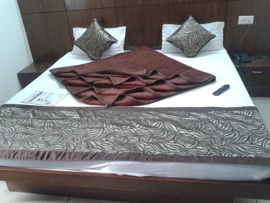 Hotel Surya Plaza New Delhi Ngoại thất bức ảnh