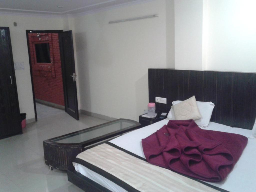 Hotel Surya Plaza New Delhi Ngoại thất bức ảnh