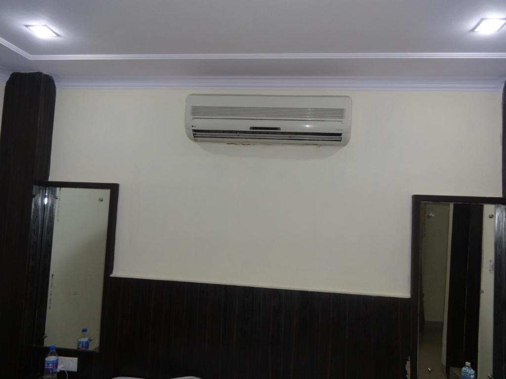 Hotel Surya Plaza New Delhi Ngoại thất bức ảnh