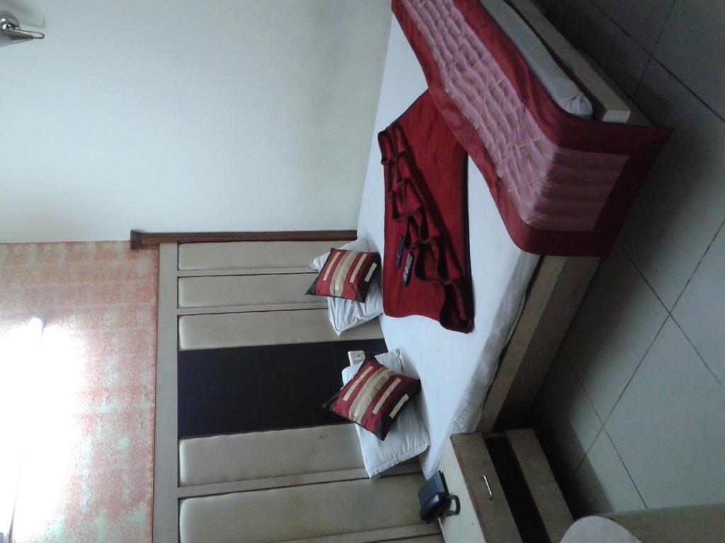 Hotel Surya Plaza New Delhi Ngoại thất bức ảnh