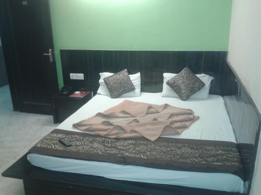 Hotel Surya Plaza New Delhi Ngoại thất bức ảnh
