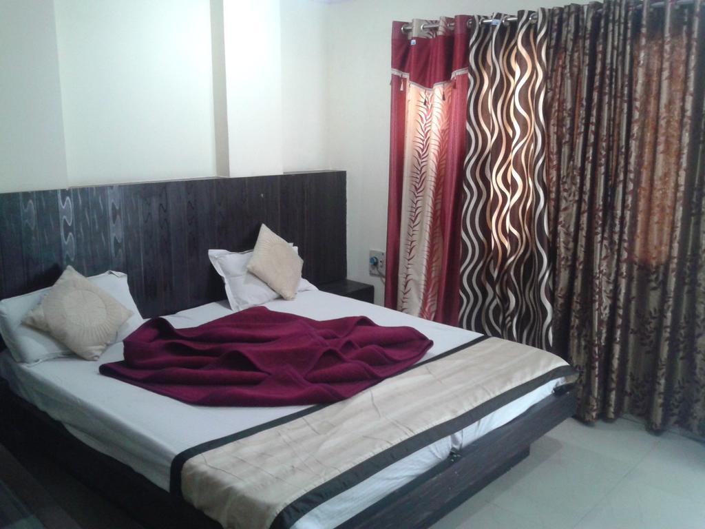 Hotel Surya Plaza New Delhi Ngoại thất bức ảnh