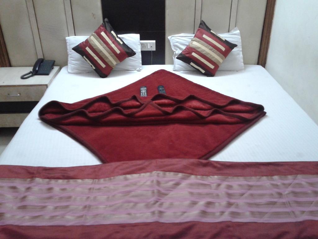 Hotel Surya Plaza New Delhi Ngoại thất bức ảnh