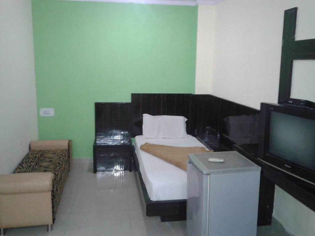 Hotel Surya Plaza New Delhi Ngoại thất bức ảnh