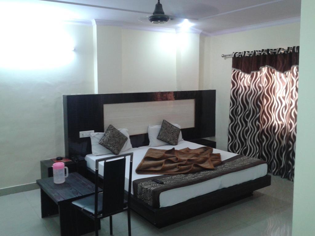 Hotel Surya Plaza New Delhi Ngoại thất bức ảnh